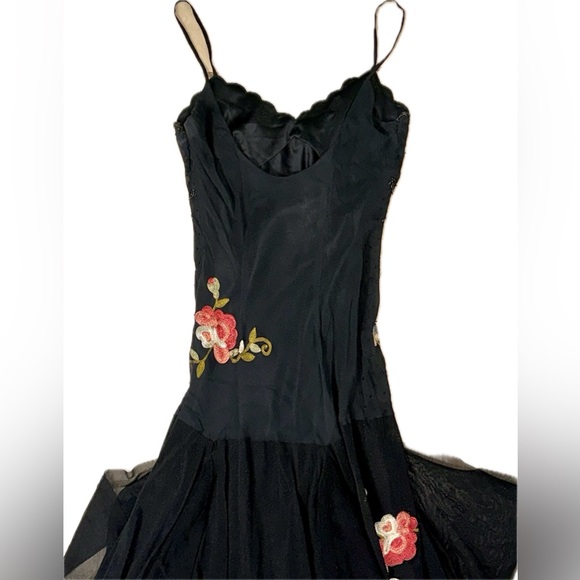 90’s Vintage Sue Wong Black Silk Floral Embroidered Beaded Handkerchief Dress - Picture 4 of 8